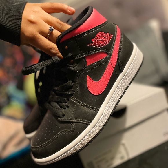 Women’s Air Jordan 1s Mid Siren Red - Picture 4 of 4